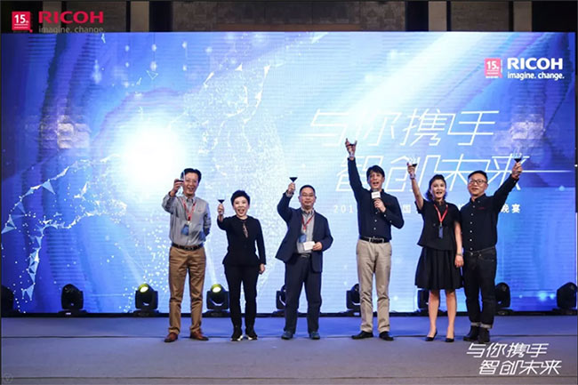 普天達(dá)宋總與鄧亞萍、理光各負(fù)責(zé)人舉杯合影